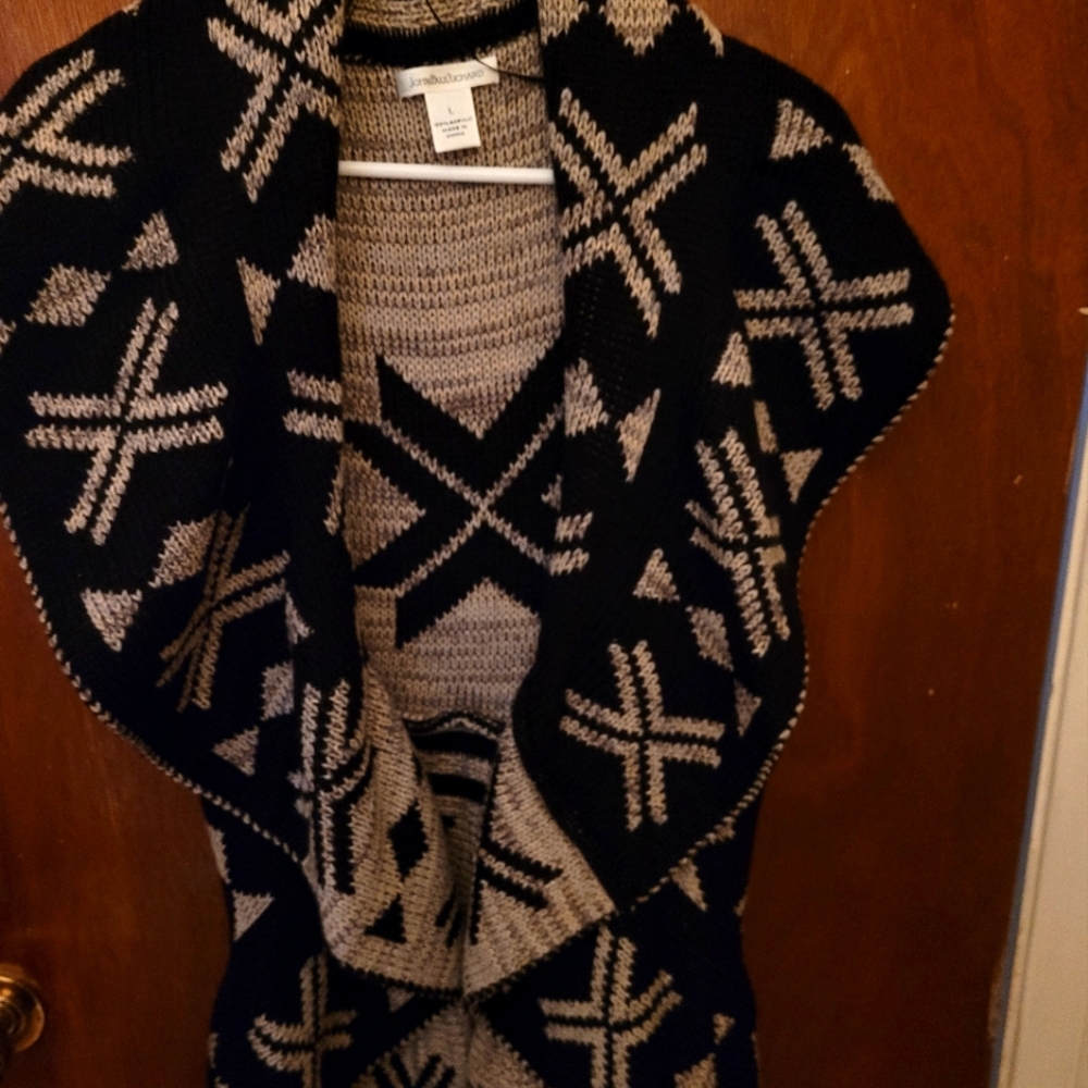 Sweater vest. Size L. Black and beige decoration.